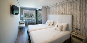 Minibar, caja de seguridad en la habitación y escritorio 