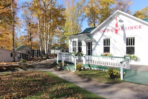 Interior entrance - Birch Cliff Lodge on Baptiste Lake (Hastings Highlands)