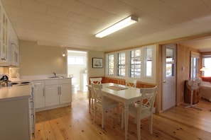 Cottage, 2 chambres, cuisine | Cuisine privée | Grand réfrigérateur, micro-ondes, four, plaque de cuisson