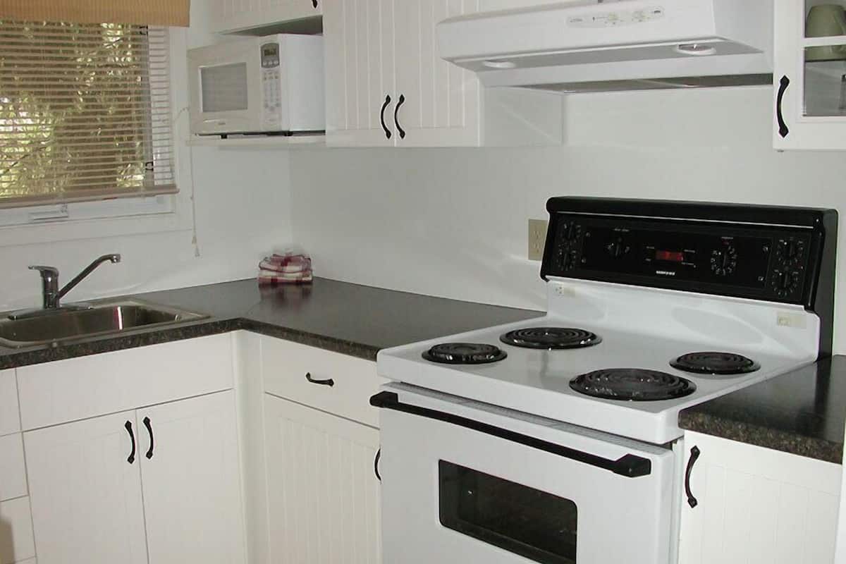 Casa de campo, 2 habitaciones, cocina | Cocina privada | Frigorífico grande, microondas, horno y placa de cocina