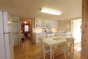 Ferienhaus, 2 Schlafzimmer, Küche | Eigene Küche | Großer Kühlschrank, Mikrowelle, Ofen, Herdplatte