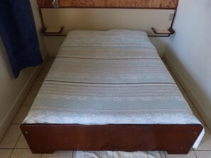 Desk, soundproofing, free cots/infant beds, rollaway beds