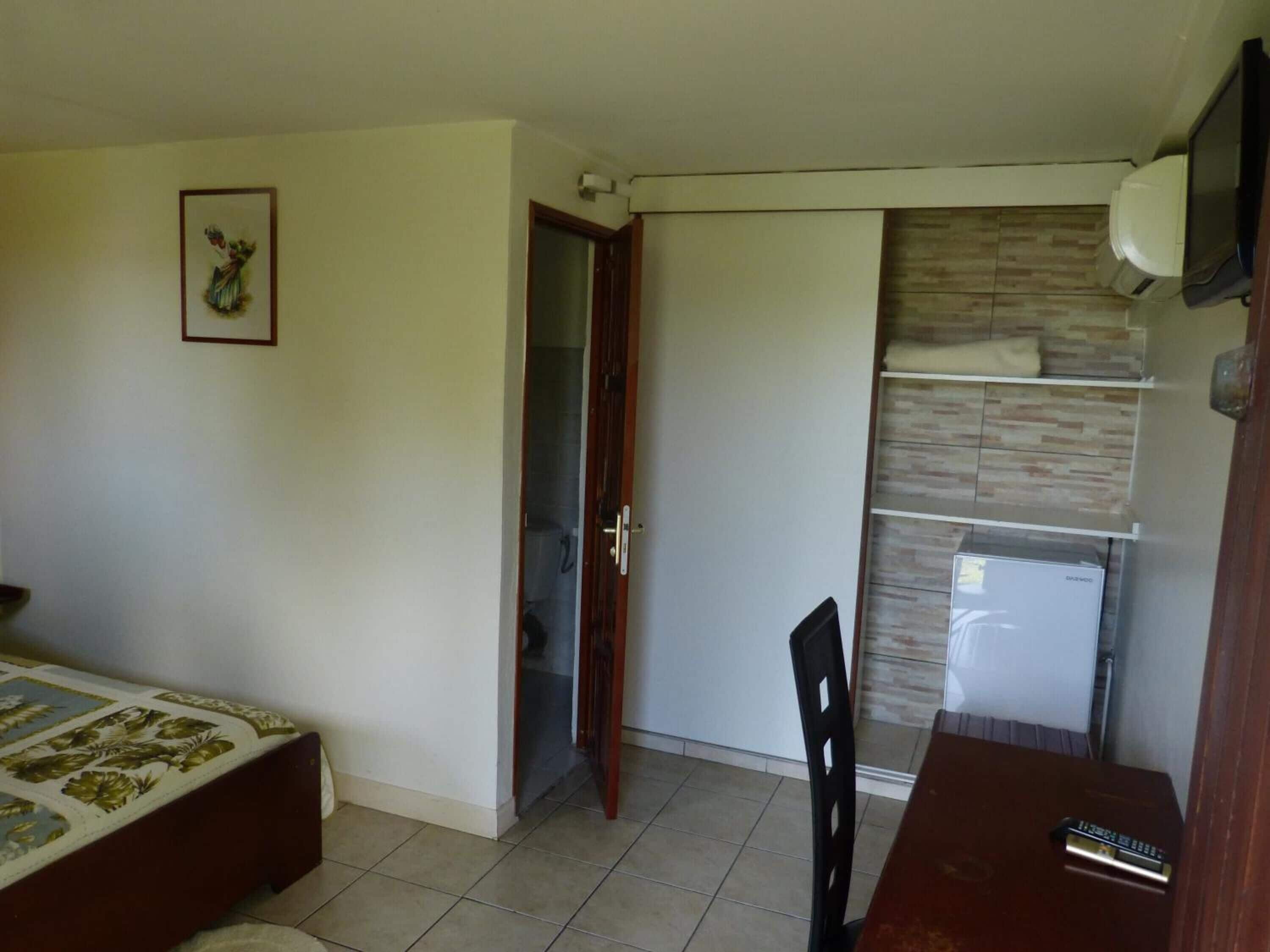 Escritorio, insonorización, cunas gratuitas y camas extra 