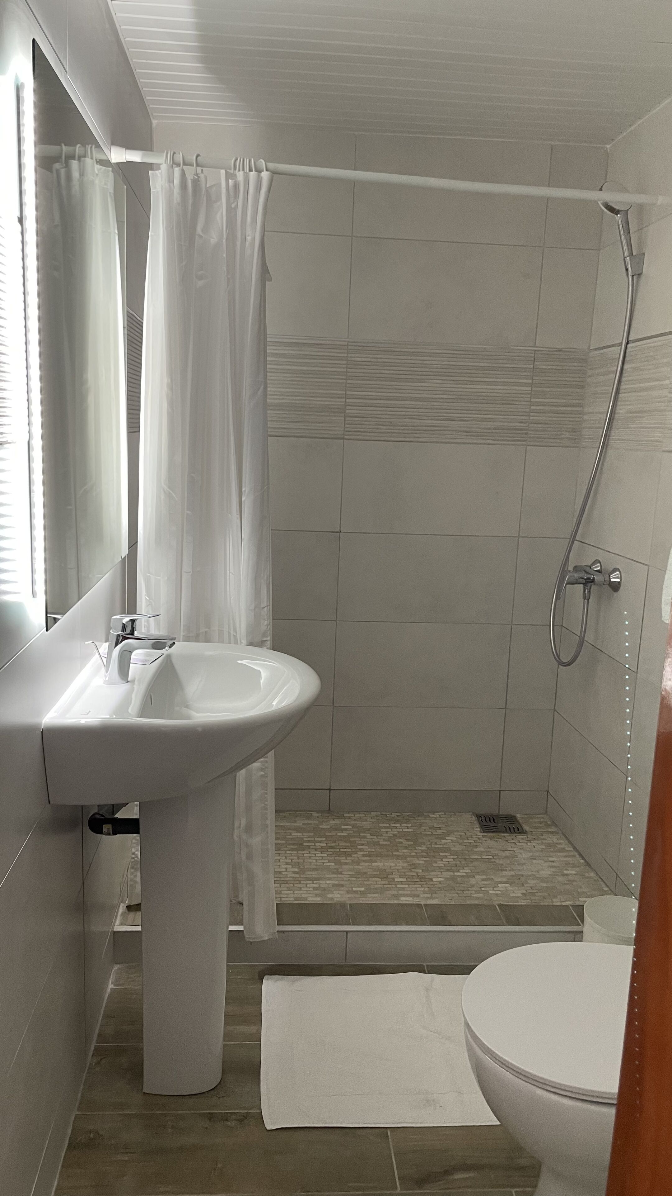 Standard Room | Bathroom