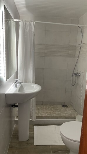 Standard Room | Bathroom | Shower, free toiletries, towels, soap - Airport Hotel (Ducos)