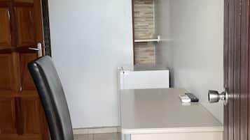 Standard Room | Desk, soundproofing, free cribs/infant beds, rollaway beds