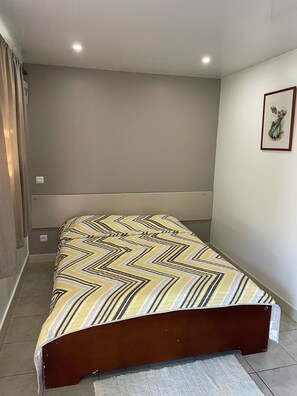 Escritorio, sistema de insonorización y cunas gratuitas 