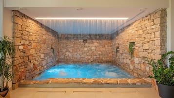 Indoor pool, 2 outdoor pools, free pool cabanas, pool loungers