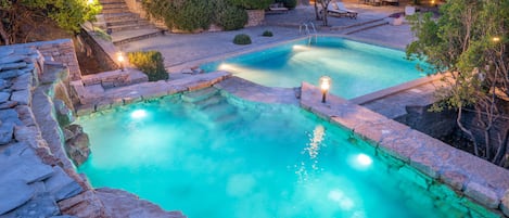 Una piscina techada, 2 piscinas al aire libre, camas de piscina gratis