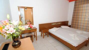 Standard Room | Free cribs/infant beds, rollaway beds