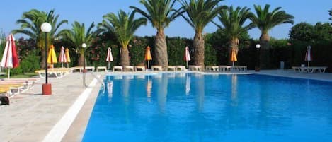 Seasonal outdoor pool, pool umbrellas, sun loungers