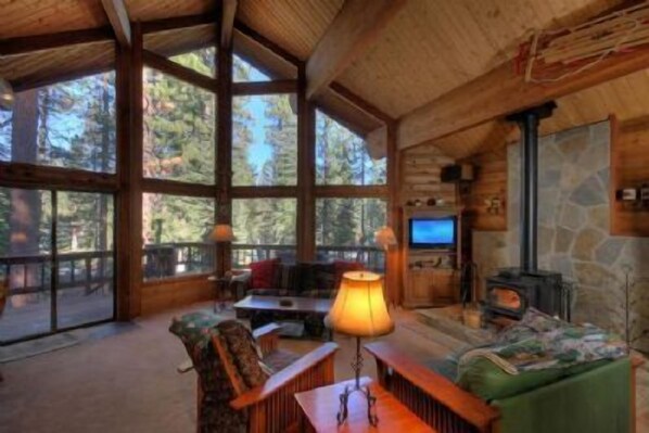 Casa, 3 habitaciones | Sala de estar | Televisión de pantalla plana y reproductor de DVD 