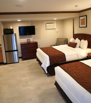 Suite junior, 2 habitaciones, para no fumadores, vista a la alberca | Tabla de planchar con plancha, wifi gratis y ropa de cama 