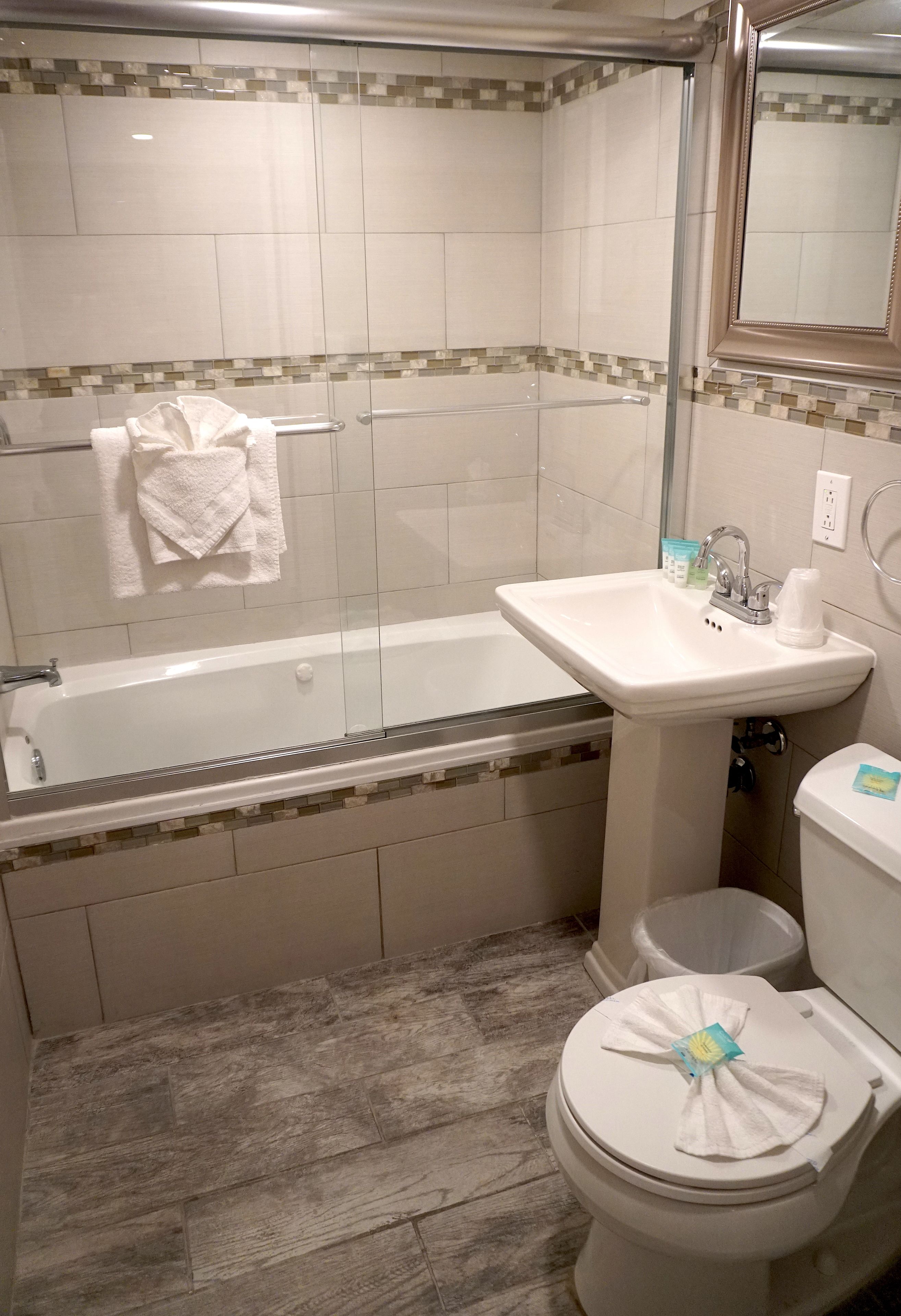 Un bagno con vasca, lavandino e water.