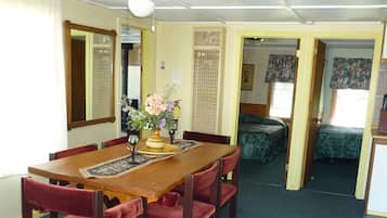 Repas dans la chambre