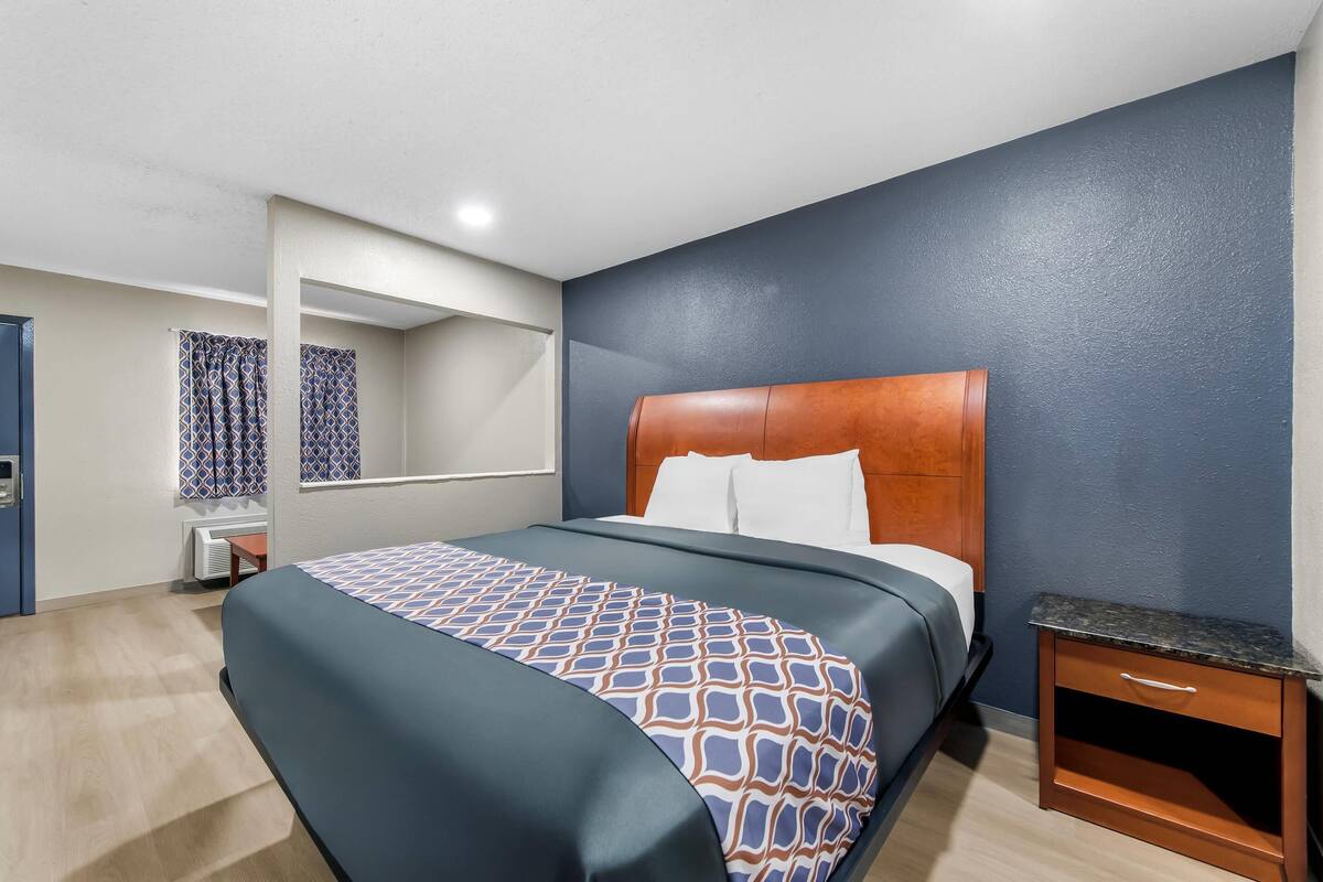 Suite, 1 kingsize bed, niet-roken | Een bureau, een strijkplank/strijkijzer, gratis wifi, beddengoed