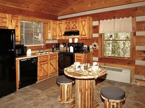 Couples dining - Affordable Cabins In The Smokies (Pigeon Forge)