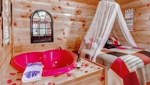 Interior detail - Affordable Cabins In The Smokies (Pigeon Forge)