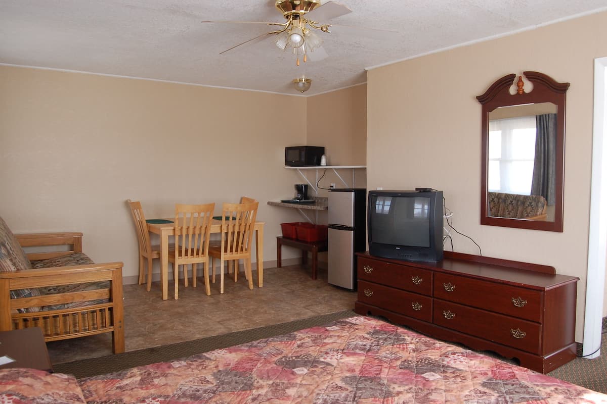 Deluxe Suite | Living area | Flat-screen TV