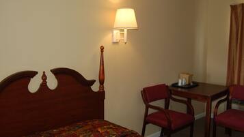 Habitación estándar | Escritorio, tabla de planchar con plancha, camas extra y wifi gratis