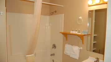 Deluxe Room | Bathroom