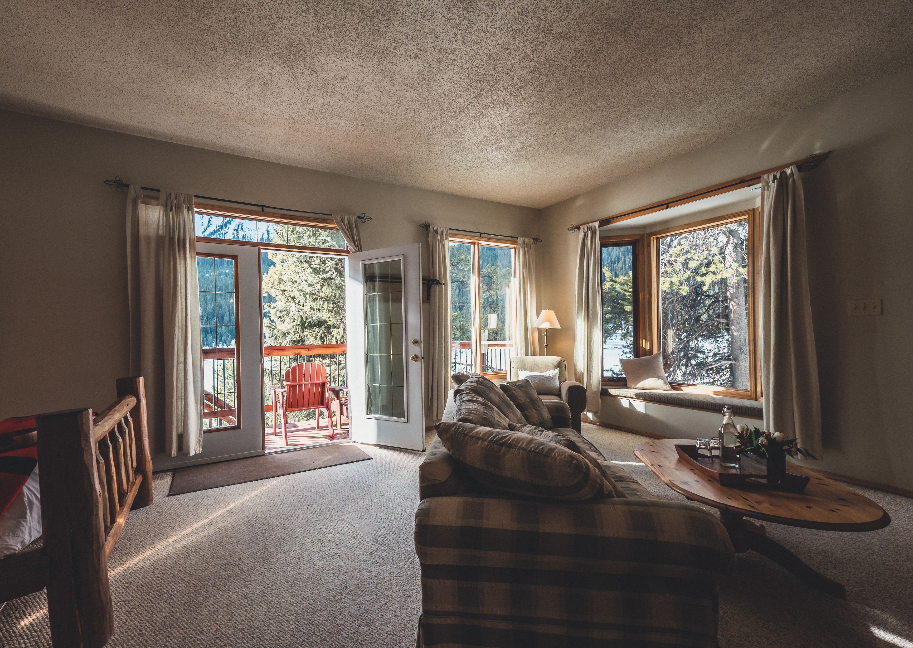 signature suite, 1 queen bed with sofa bed, terrace, mountain view | living room