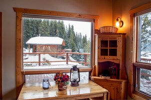 供应早餐、午餐和晚餐