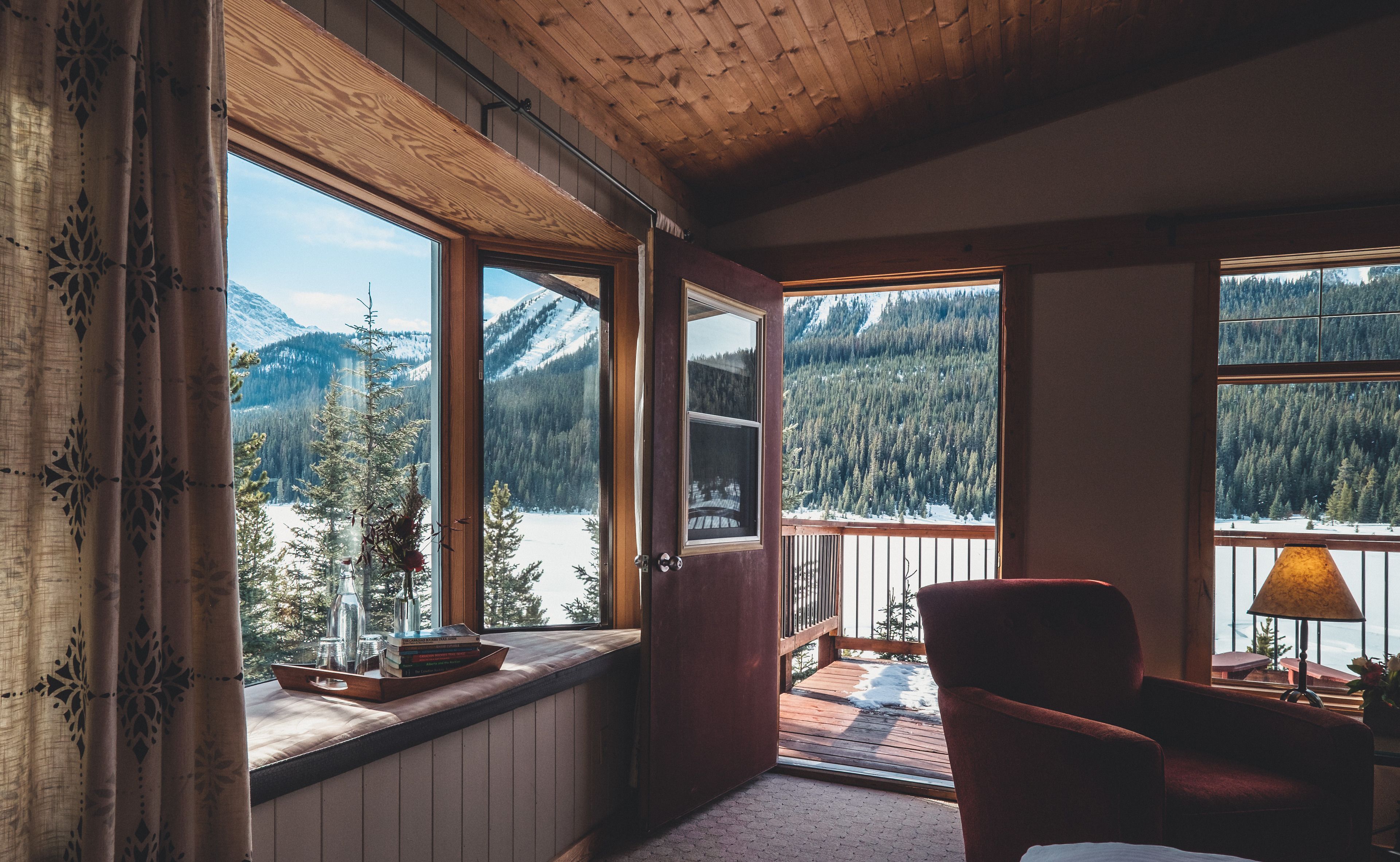 room, 1 queen bed, balcony, mountain view (birdwood or burstall) | living area