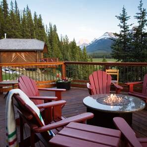 供應早餐、午餐及晚餐