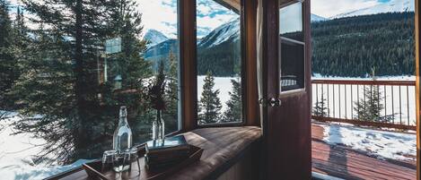 Room, 1 Queen Bed, Balcony, Mountain View (Birdwood or Burstall) | Living area