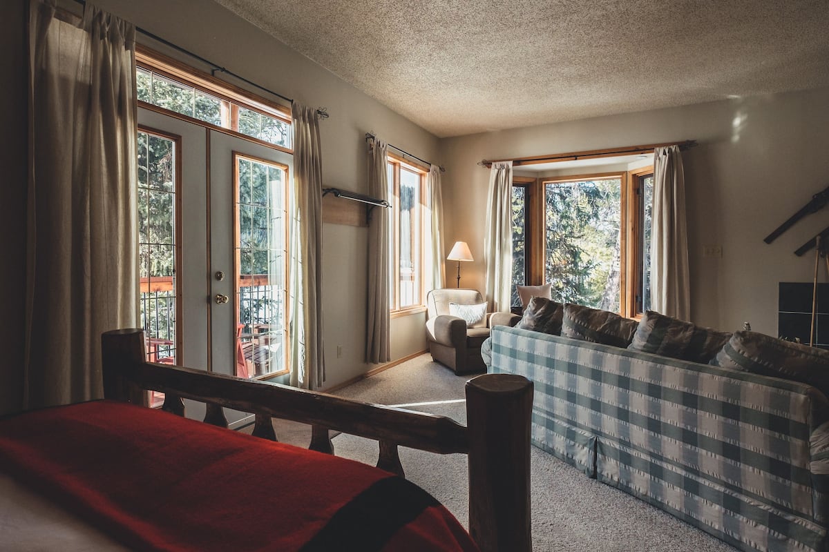 signature suite, 1 queen bed with sofa bed, terrace, mountain view | premium bedding, bed sheets