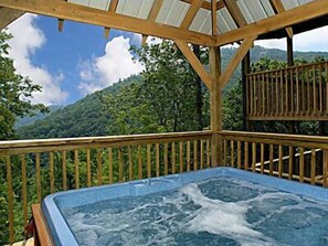 Outdoor spa tub - Smoky Mountain Lodging (Pigeon Forge)
