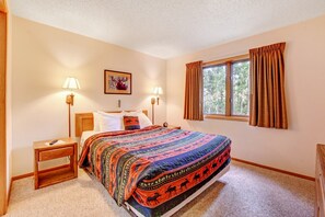 Leilighet – premium, 2 soverom, 2 bad (Private Hot Tub) | 2 soverom, sengetøy av topp kvalitet og skrivebord for bærbar PC