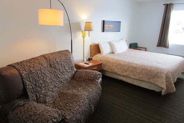 Suite | Desk, soundproofing, iron/ironing board, free WiFi