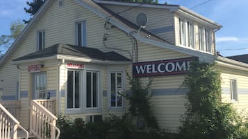 Pintu masuk properti