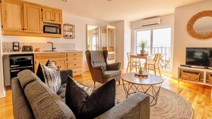 Un espacio habitable moderno con cocina, comedor y zona de estar.