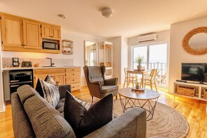 Suíte, 1 cama Queen, cozinha, vista para o oceano | Sacada