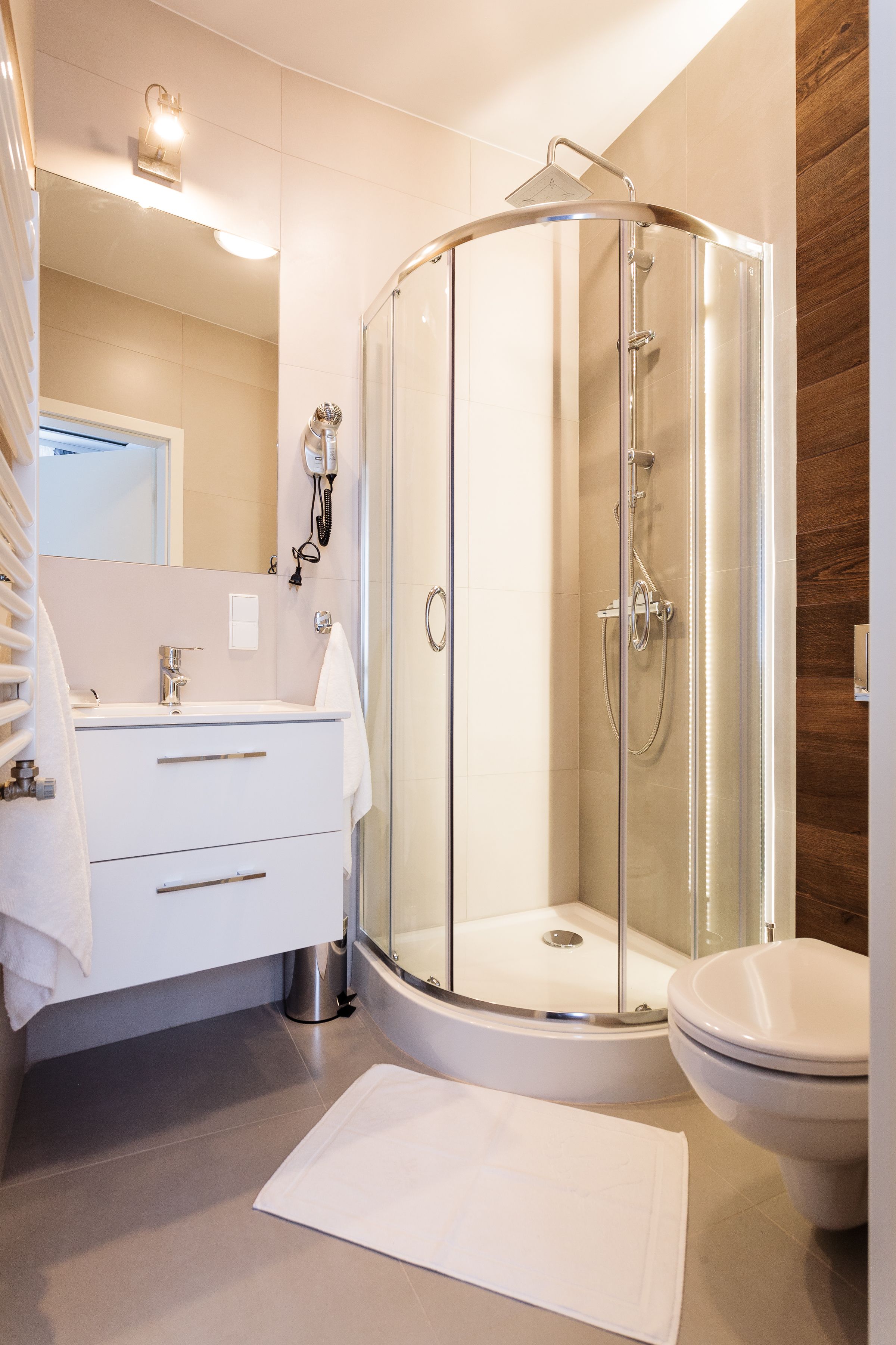 triple room | bathroom | shower, free toiletries, hair dryer, towels