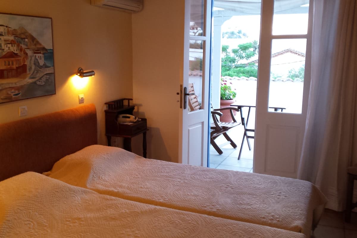 double or twin room, sea view | in-room safe, free cots/infant beds