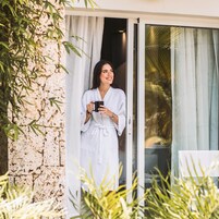 高档床上用品、迷你吧、客房内保险箱、办公桌