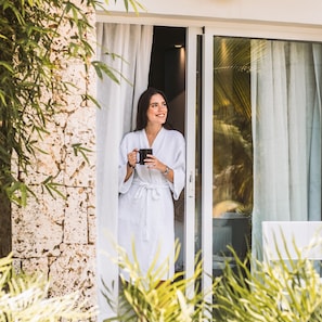 Seprai premium, minibar, brankas, dan meja kerja