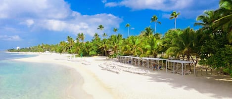 Plage privée, chaises longues, serviettes de plage, plongée sous-marine