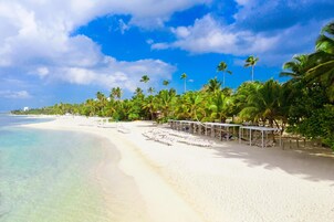 Playa privada, sillas reclinables de playa, toallas de playa, buceo