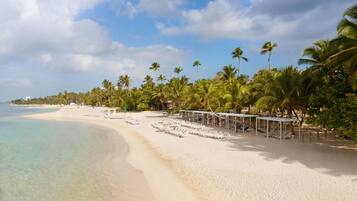 Privat strand, solstolar, strandhanddukar och sportdykning