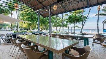 6 restaurants, dinner served