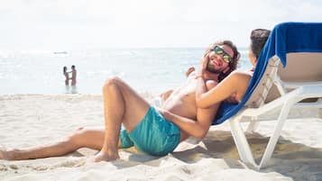 Playa privada, camastros, toallas de playa y buceo