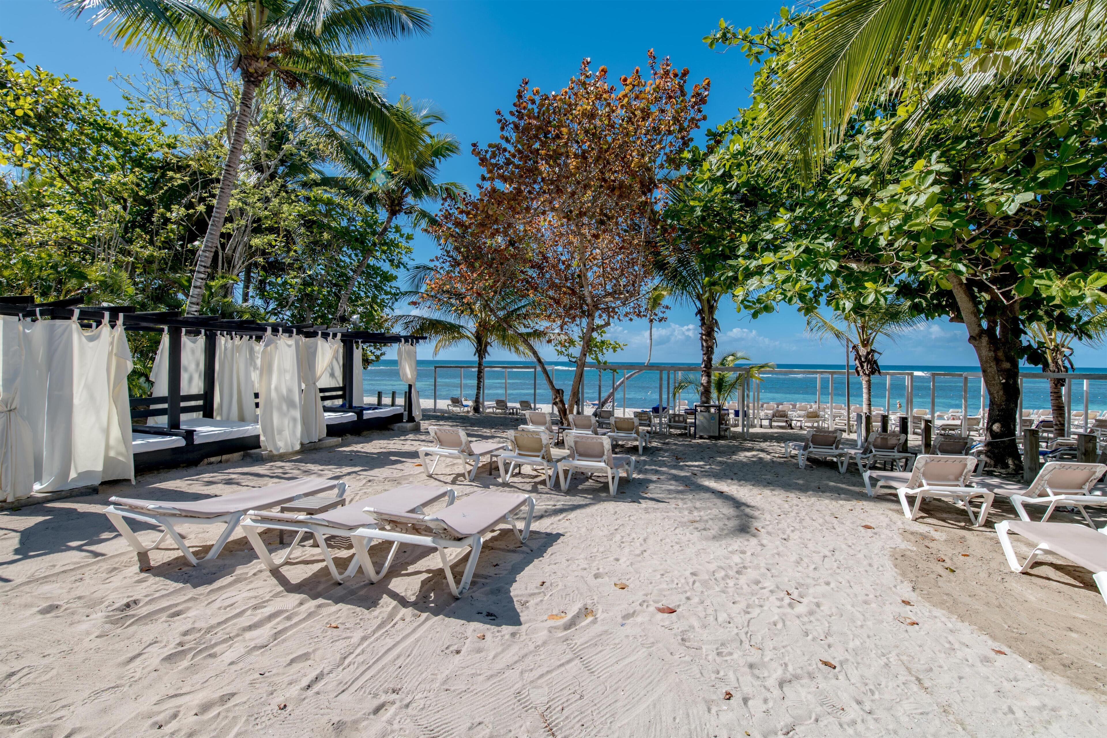 Praia particular, espreguiçadeiras, toalhas de praia 