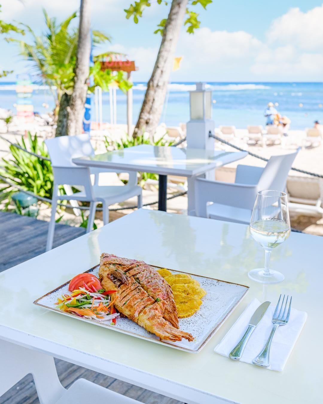 6 restaurants; dinner served 