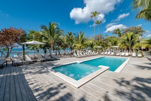 3 piscinas al aire libre, tumbonas