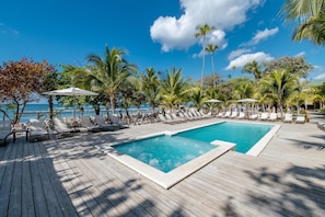 3 piscines extérieures, chaises longues